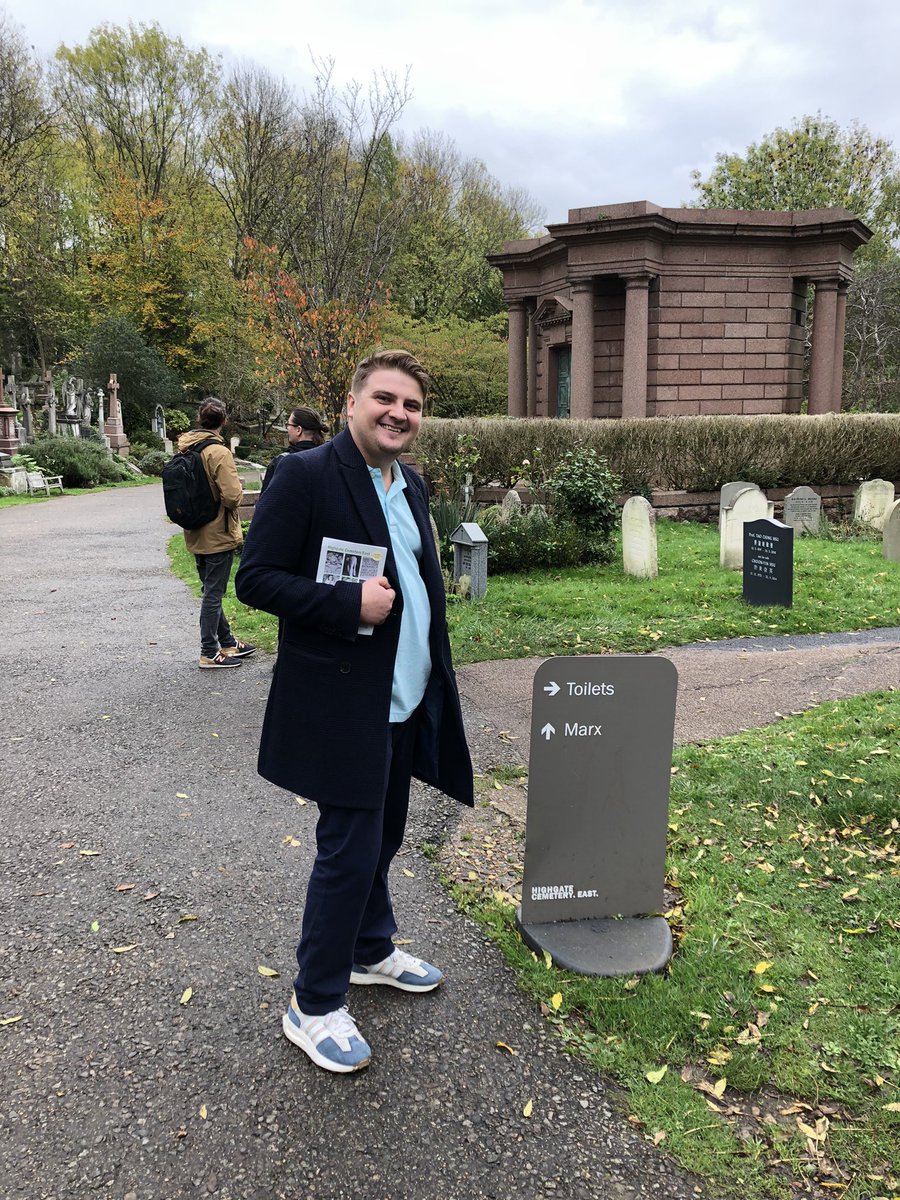 KJHShackleton's tweet photo. Fantastic signage at the entrance to Highgate Cemetery, the only two things I needed to see today. https://t.co/F4WhROr66X