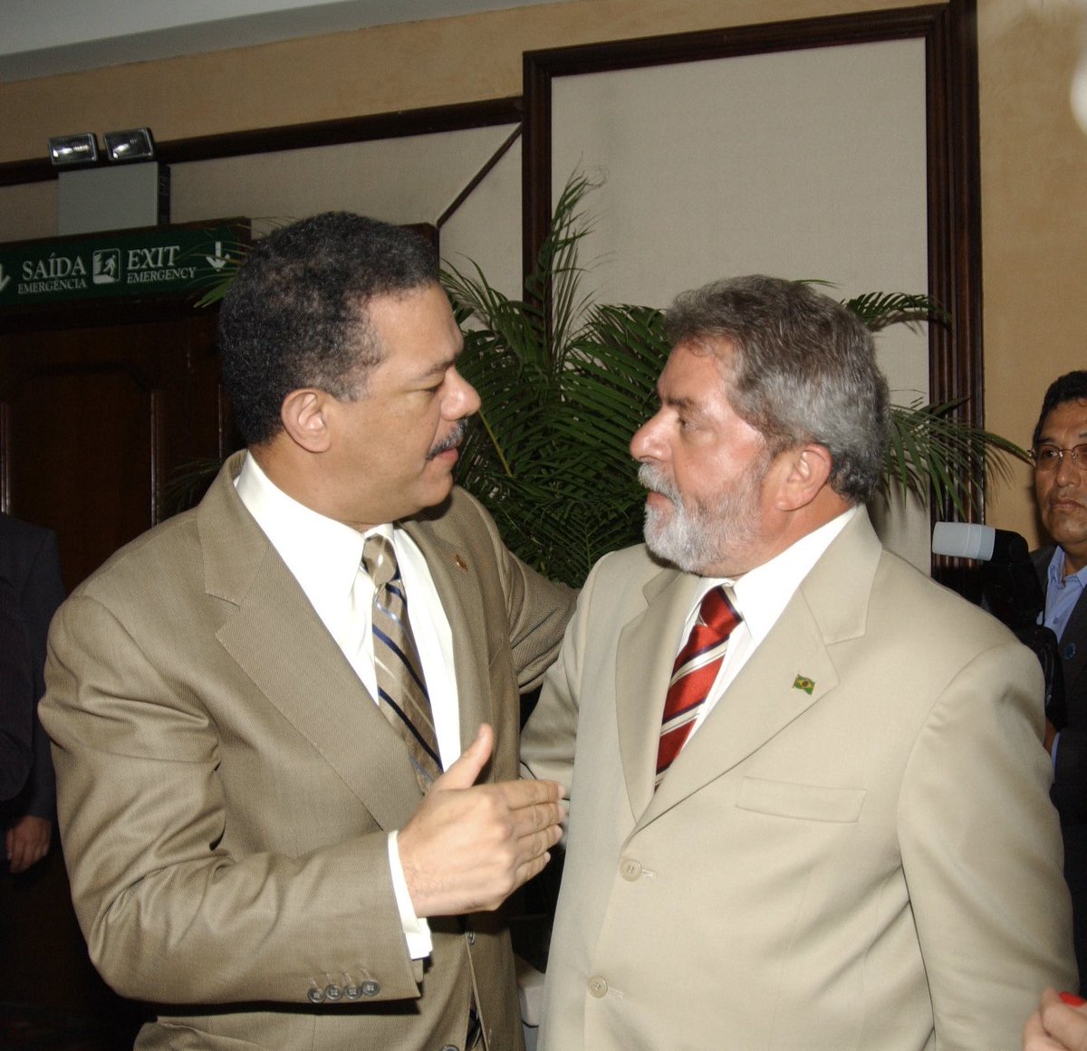 LeonelFernandez's tweet photo. Felicito efusivamente al amigo y presidente electo @LulaOficial, por su extraordinaria campaña y victoria electoral en Brasil, un acto de justicia por una vida dedicada a su pueblo. Es el triunfo de la verdad y la razón, contra el poder y la maldad. ¡Lula, un gigante de América! https://t.co/4wK0SY5V5x