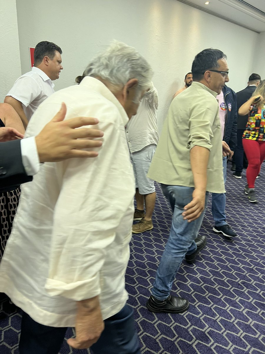 Pepe mujica! O homem nem assumiu e líderes mundiais já estão o cumprimentando! Estamos livres do pária