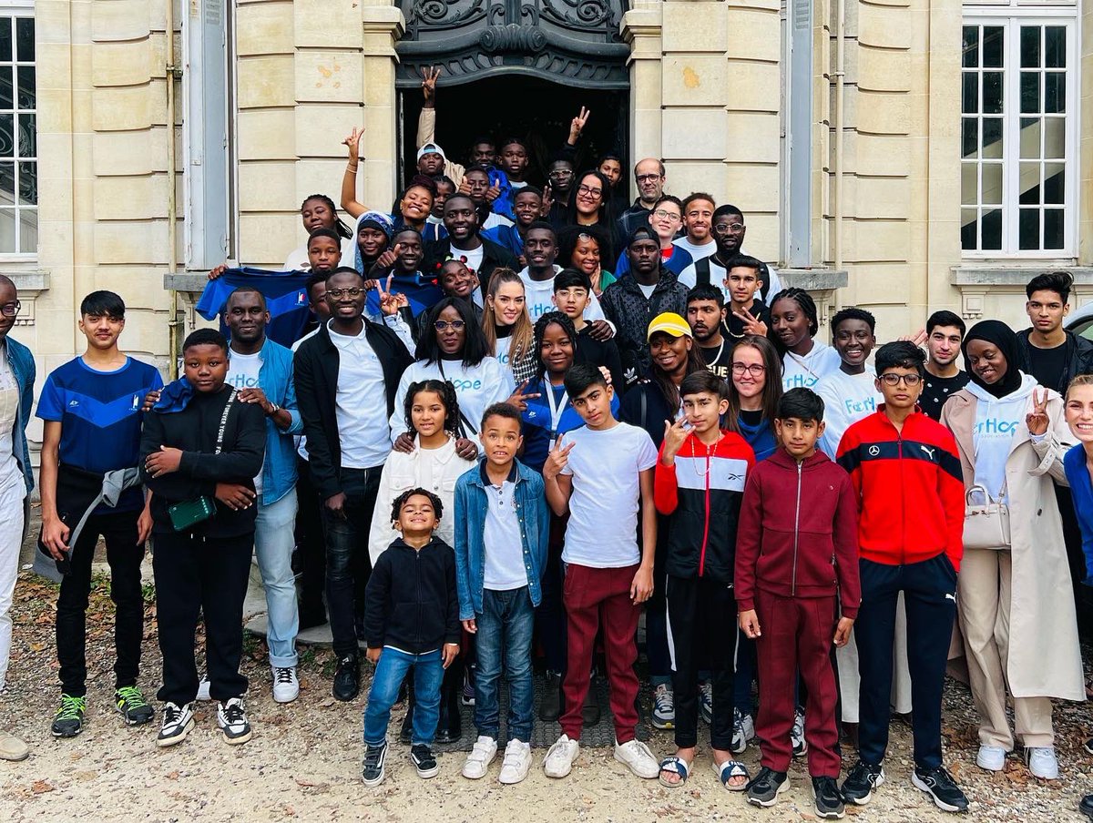 Une journée avec les enfants immigrés de La Croix Rouge de Taverny
Association Forhope en action ♥️#Idrissa Gueye 
#LaJeunesse #sport #immigrer 
Ensemble pour l’espoir ♥️