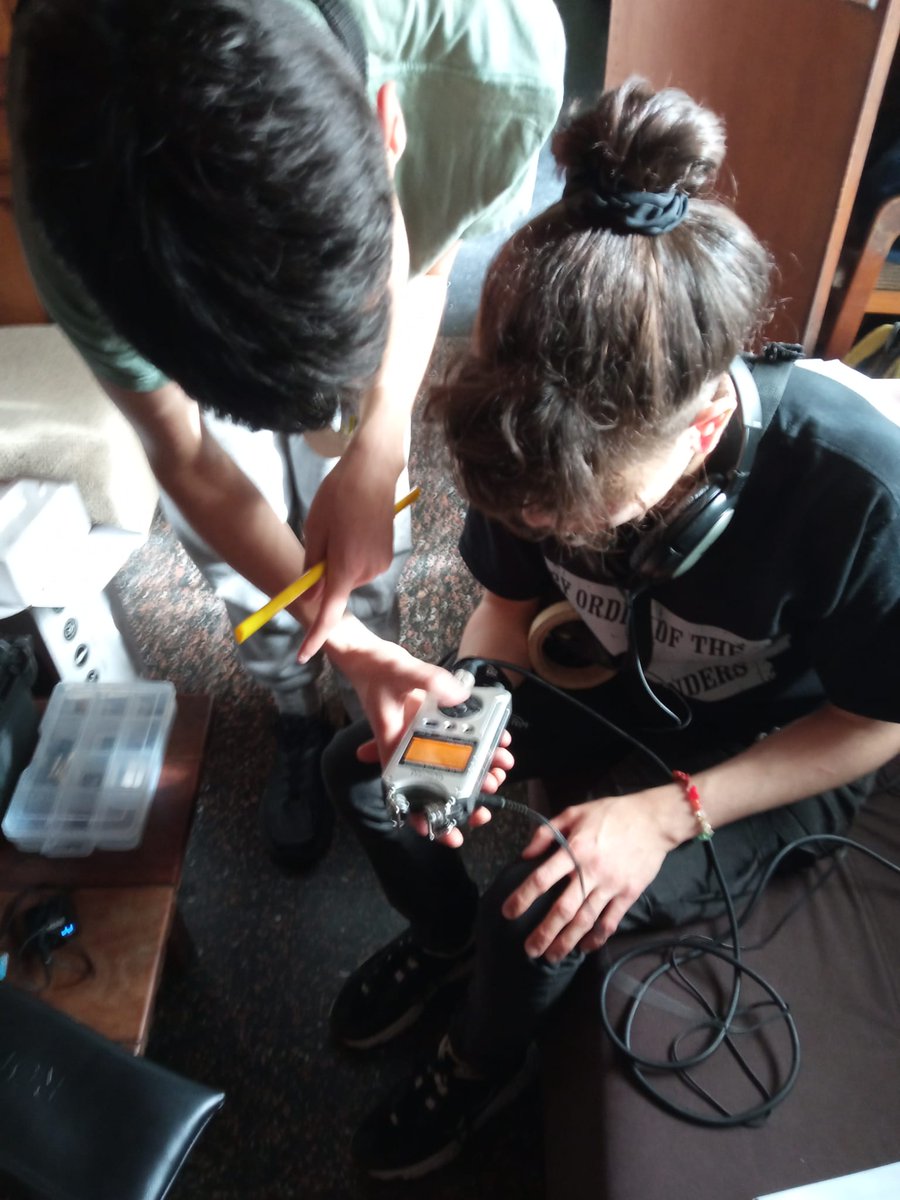 Termino el rodaje del primer corto de estudiantes de 2° año de nuestra ECCO, escuela comunitaria de cine del oeste. Tercera generación formada en nuestra institución, una escuela libre y gratuita que pone en el centro la "dimensión humana" seguimos navegando!