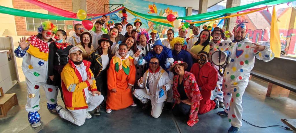 integracionbta's tweet photo. El #CircoDeLasEmociones llegó con colores, dulces y sonrisas para cerca de 100 ciudadanas y ciudadanos habitantes de calle del centro de autocuidado Voto Nacional.

Con actividades lúdico recreativas y artísticas, los participantes desarrollaron nuevas capacidades y habilidades. https://t.co/QXvxRumQJE