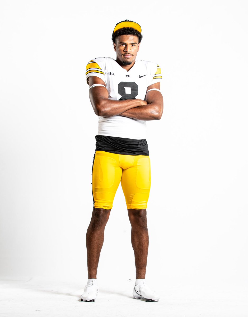 Big thanks to the entire coaching staff at the University of Iowa, had a great time this weekend on my Official Visit!🤍🐤 @TylerBarnesIOWA @HawkeyeFootball