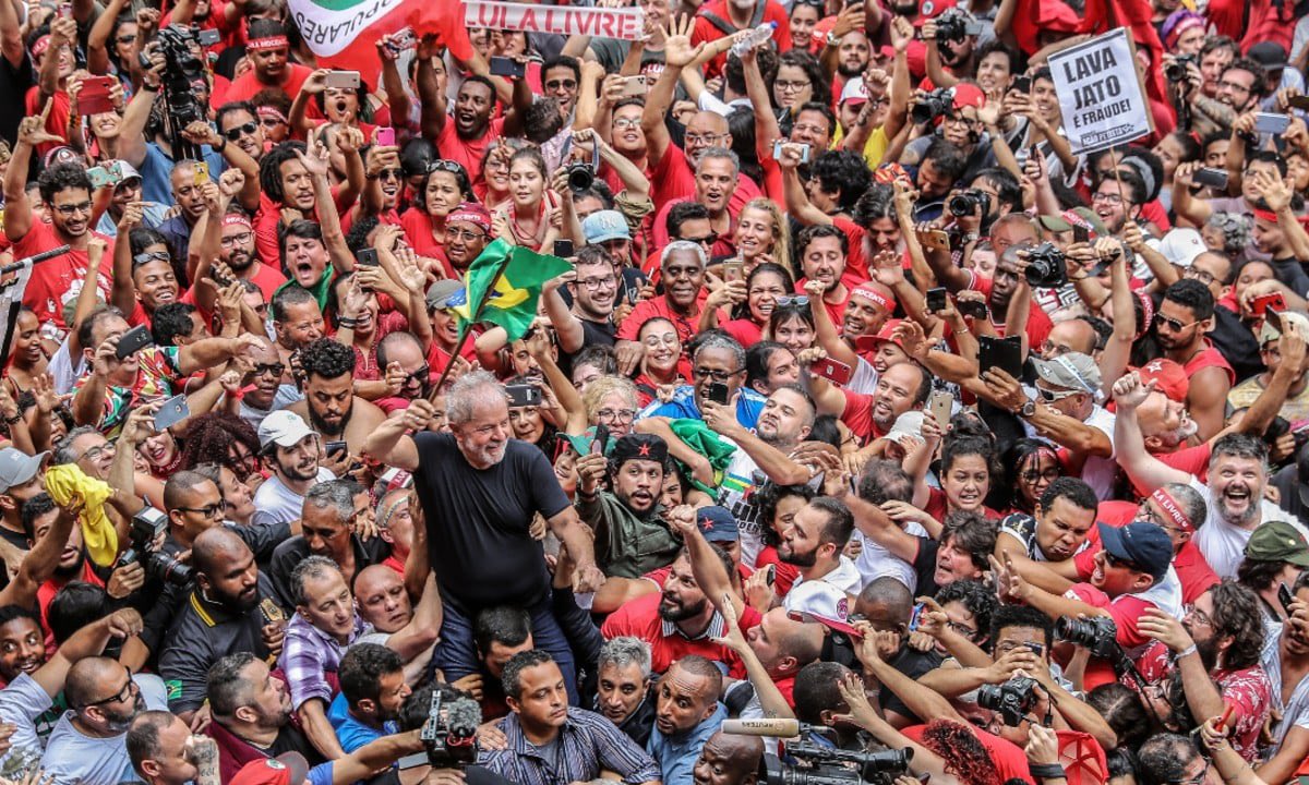 Ganó Lula y con él la esperanza de los pueblos. Lo persiguieron, lo proscribieron y lo encarcelaron pero finalmente la organización venció al tiempo. Hoy celebran Brasil, Latinoamérica y el mundo.