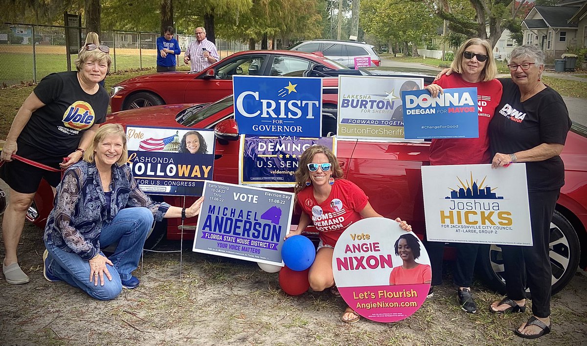 We spread positivity throughout Jacksonville today 💫 #DUUUVAL friends, get to the polls & vote for these awesome candidates! Thank you @MomsDemand volunteers across the nation for your tireless work this #WeekendOfAction & every day. #FlaPol #MomsAreEverywhere