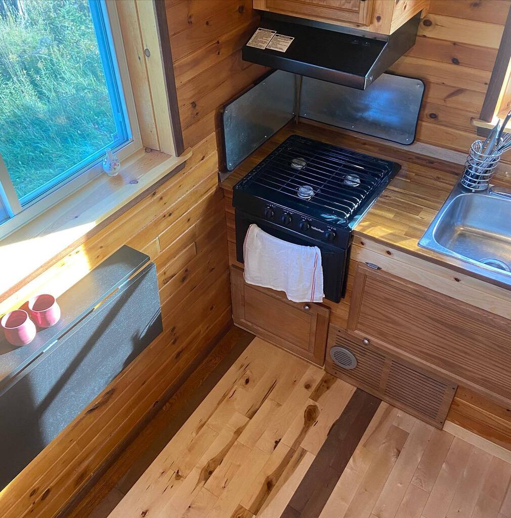 SandowFarm's tweet photo. This kitchen is for dancing.
#tinyhomes #cabin #newbrunswick #homesteading #nature #autumn #winter #getaway #friends #tinyhouse #cabinlife #cabin #cabinintheorchard #offgridcabin #diycabin #diybuild #cabinbuilders #tinyhomebuild #tinyhousebuild #weekend… https://t.co/ReQNrmKcoW https://t.co/KYMsndhlPl