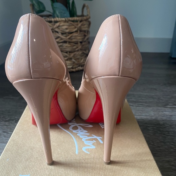 PoshingBySami's tweet photo. So good I had to share! Check out all the items I'm loving on @Poshmarkapp from @Diamond032022 #poshmark #fashion #style #shopmycloset #loft #jeffreycampbell #christianlouboutin: https://t.co/wVi5BPJjF6 https://t.co/zkv2l65YZu