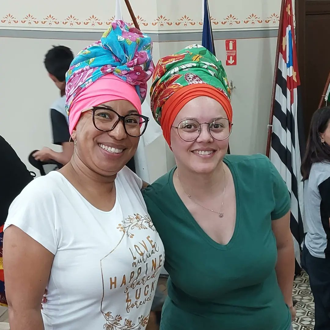 anasilinha's tweet photo. Formação e aprendizado com Dandewara Pereira e os alunos da E. E. Carlos Gomes sobre Turbante e a Cultura neles representadas. Maravilhoso conhecimento e prática do Turbante .
#minhacoroaeumtorço #turbante #cultura #conhecimento #lei1063903 #culturaafricana #secretariadaeducação https://t.co/lFtiRb3EyS