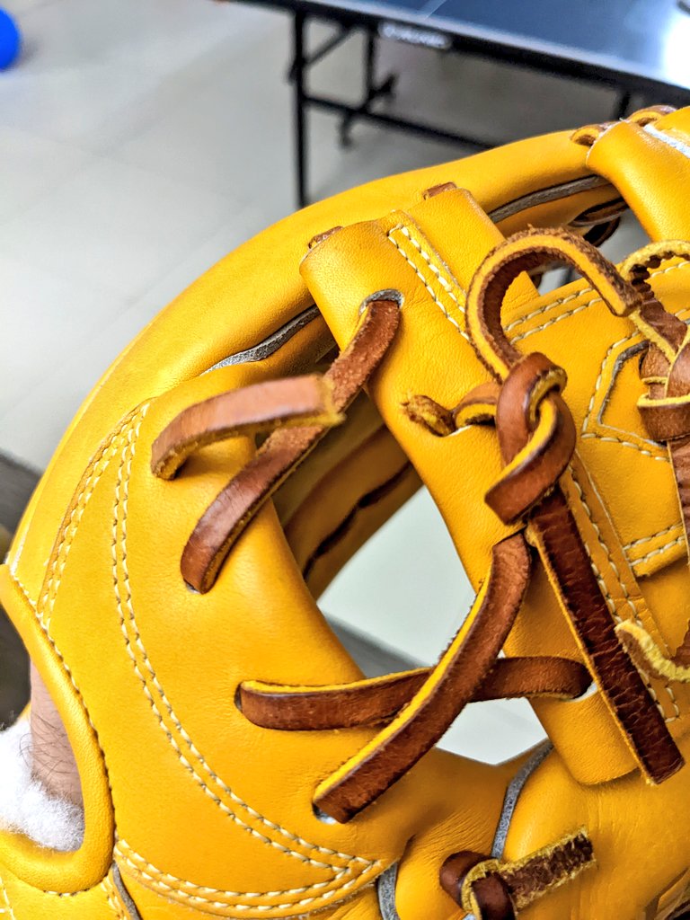 練習で紐がちぎれました。買って3ヶ月しかたってないのに、、当然ジャマイカ🇯🇲では紐売ってないし修理もできず、、
#ジャマイカ野球
#野球には夢がある