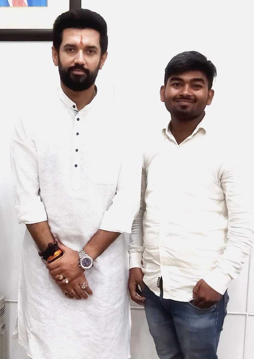 Pawnesh27's tweet photo. #हम सबके नेता,बिहार के शान, युवा सांसद, बिहार के भावी मुख्यमंत्री पद के दावेदार बड़े भैया #चिराग_पासवान जी के जन्मदिन की बहुत,बहुत बधाई एवं शुभकामनाएं।
#HAPPY_BDAY_Chirag_Bhiaya_🎂🎂💐
@iChiragPaswan @igauravljp https://t.co/PoHqyOvqSK