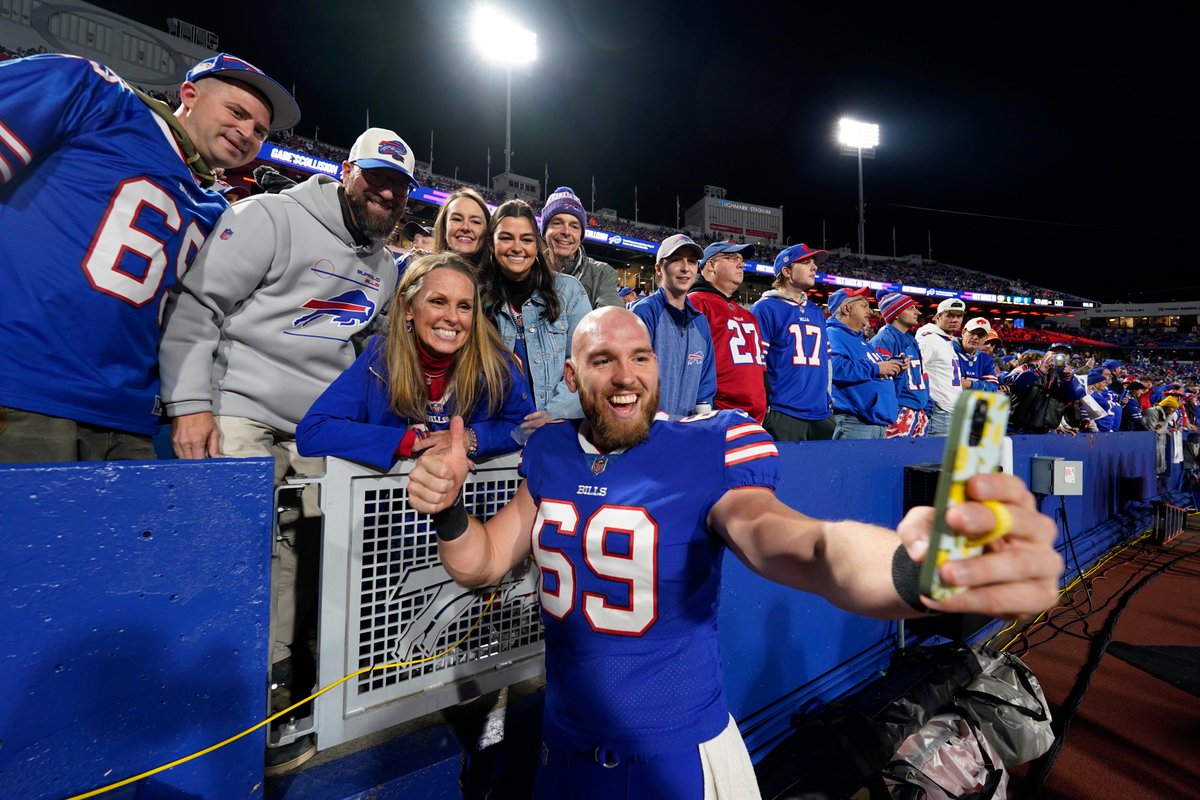 #Bills long snapper <a href="/SnapFlow69/">Reid Ferguson</a> Greet his parents Kevin and Tracy after they watched there other son @blakeferguson44 play for the #Dolphins in Detroit at 1pm.