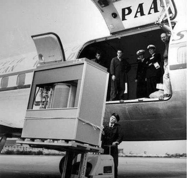 JonErlichman's tweet image. A 3.75 MB hard drive being loaded onto a plane in 1956: