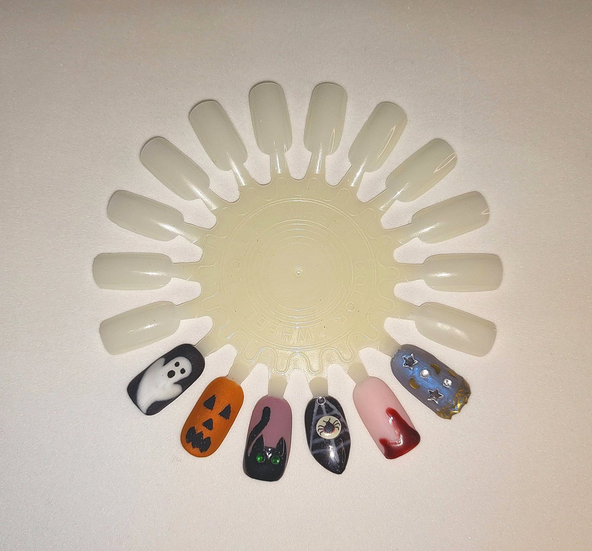 Diana_Diix's tweet photo. Muestrario de uรฑas estilo Halloween ๐๐ธ๏ธ๐โโฌ๐ป
#muestrariodeuรฑas #ruletadeuรฑas #esmaltessemipermantes #esmaltestradicionales #halloween #nailart #nailshalloween #nailsathome #dibujosamanoalzada #pedreria https://t.co/2Cw5d8ie3v