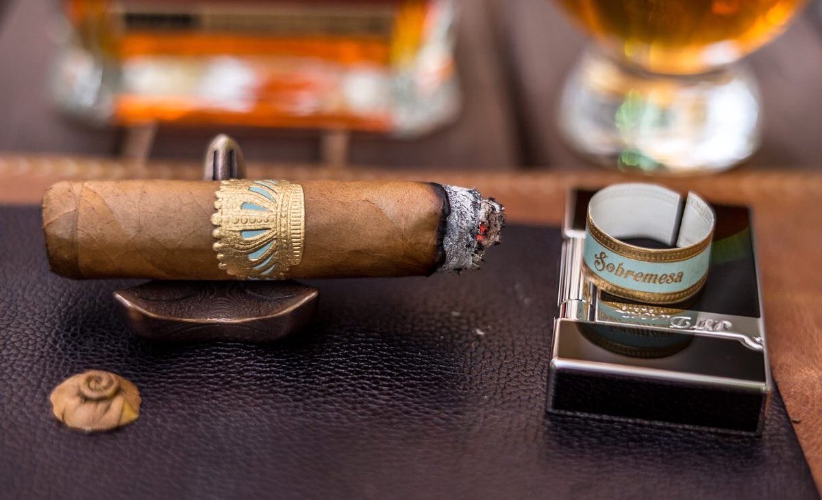 1307Alvaro's tweet photo. A relaxing experience. Smoother than the Sobremesa.
Sobremesa Brûlée Blue by #dunbartontobaccoandtrust @Smoking_Pipes 
 Single Barrel Proof @JackDaniels_US +
Lighter and Cutter @STDupont_off 
#leica #alvarolucenaphotography
#cigar #cigaraficionado  #whiskey https://t.co/PdXgGLhwpB