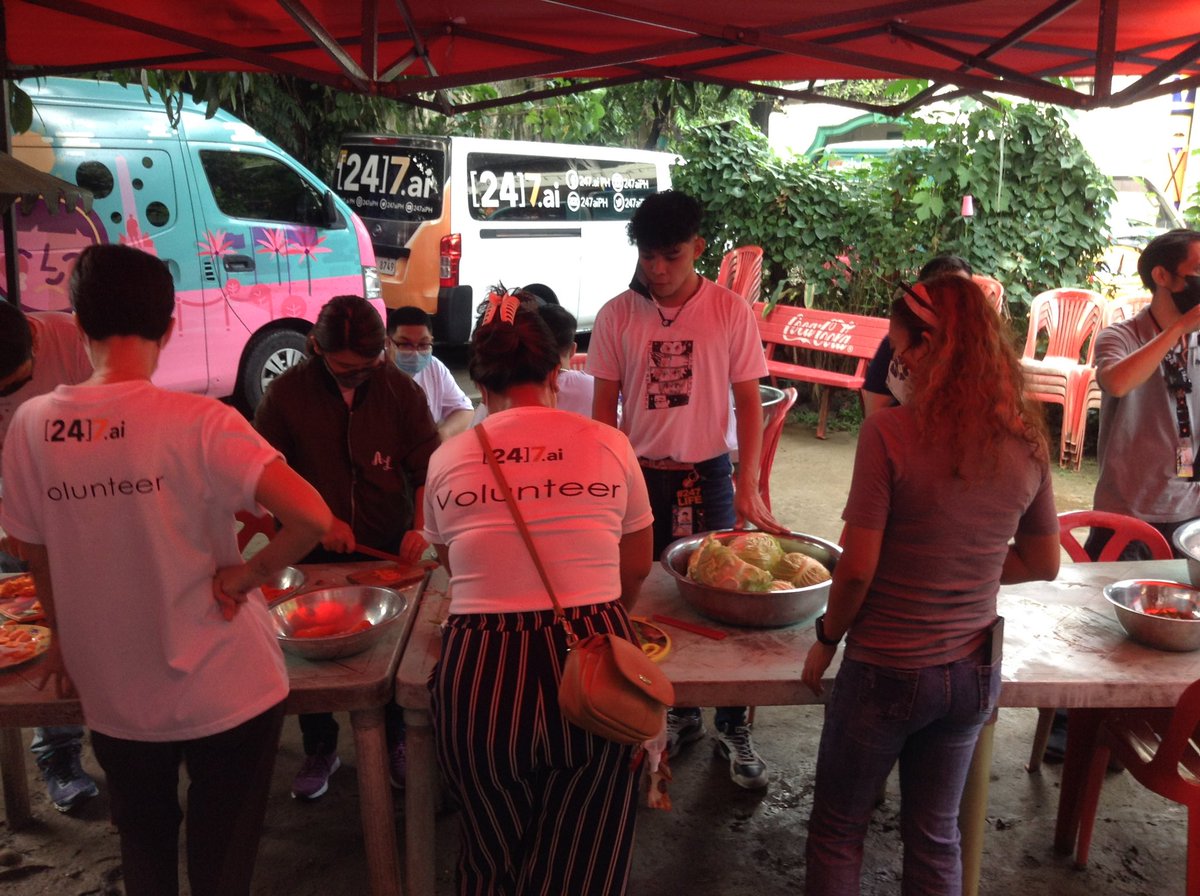 [24]7.ai volunteers are preparing hot chicken sotanghon to be distributed to our 100 street children beneficiaries. Let’s go volunteers! 🍜🤲

<a href="/247LIFT/">[24]7 LIFT</a> 
#iGiveHope
#KalyenDeriaMobileSoupKitchen 
#ChildhopePH