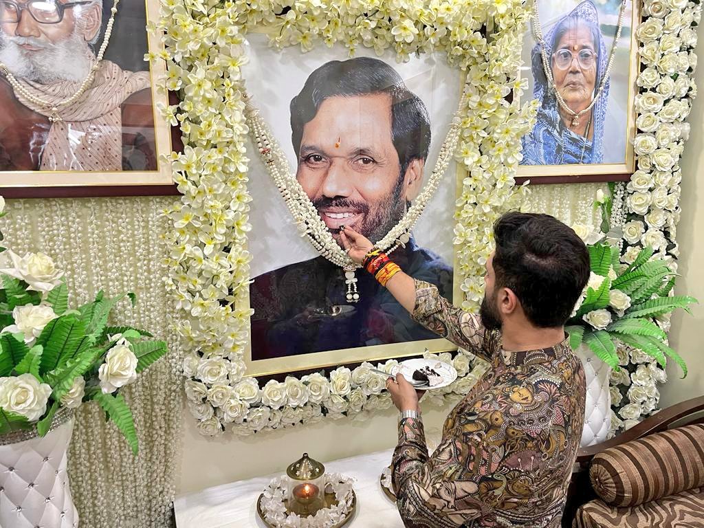 iChiragPaswan's tweet photo. आज अपने जन्मदिन के मौके पर पापा को याद कर उनके तैलीय चित्र पर पुष्पांजलि कर आशीर्वाद प्राप्त किया। https://t.co/VYMss0dTUl