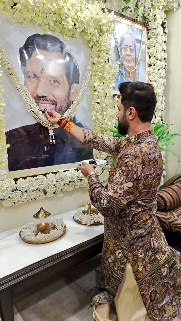iChiragPaswan's tweet photo. आज अपने जन्मदिन के मौके पर पापा को याद कर उनके तैलीय चित्र पर पुष्पांजलि कर आशीर्वाद प्राप्त किया। https://t.co/VYMss0dTUl