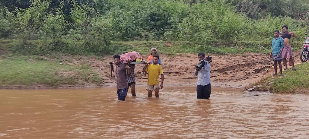 SAWMSisters's tweet photo. Student of Central University of Odisha, Shakti finds how pregnant women and emergency patients face transportation problem. Her story on  women who lost their babies for not getting  sufficient manpower to carry her and  rush to the hospital in Laxmipur, #Koraput to appear soon https://t.co/634Q8W7GC1