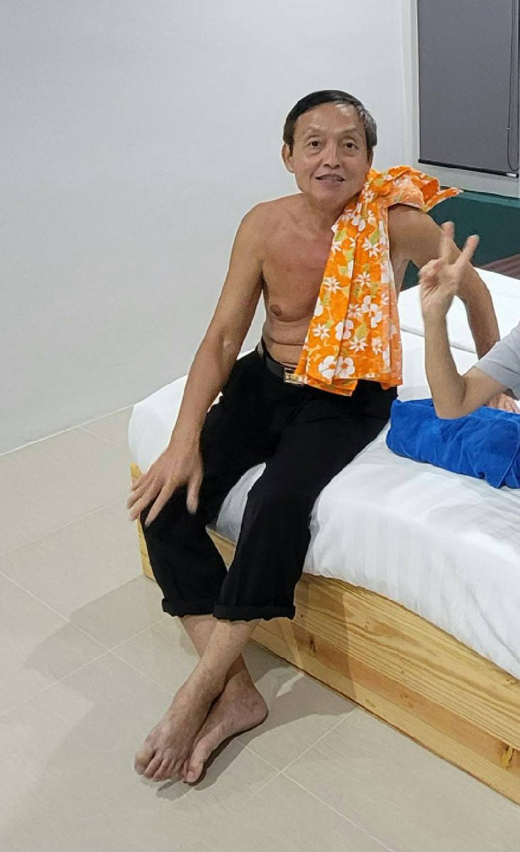 ขอความอนุเคราะห์ตามหา ผู้ชายในรูปชื่อกิตติศักดิ์ (ฮั้งเล้ง) อายุ64ปีขรก.บำนาญ ก.พลังงาน เป็นโรคอัลไชเมอร์ หายออกจากบ้านชลบุรี พร้อมรถเก๋ง นิสซัน Almara มข3302ชลบุรี สีบรอนซ์เงิน ตั้งแต่วั
29ตค65ยังตามหาไม่พบ..
ครอบครัวเป็นห่วงมาก.ใครพบแจ้ง.0955577733.จักขอบพระคุณมาก.<a href="/js100radio/">JS100Radio</a>