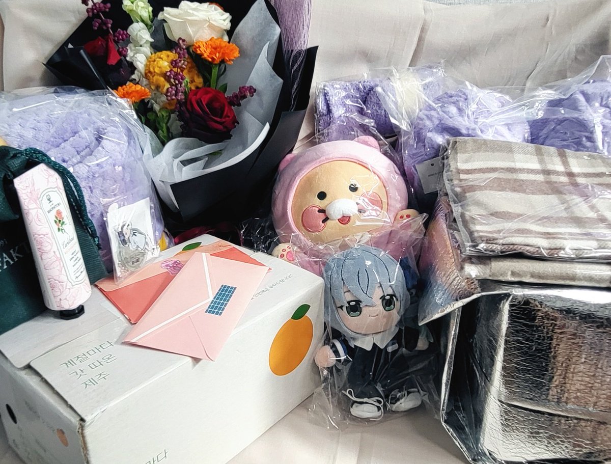 voice_idol's tweet photo. [1031]
💙💙
#HAPPY_REWONDAY
#HAPPY_JANGMIDAY
#HAPPY_ROSEDAY
💙💙

#파르페시모 #레원 이와 #장미성우님
생일을 축하합니다!

정성가득 담아 준비해주신 ��지들과 케이크!
소중한 선물들 모두 안전하게 #장미 성우님께 전달드렸습니다:)

#보아프 #보이스아이돌프로젝트 https://t.co/5SxwUlJYaw