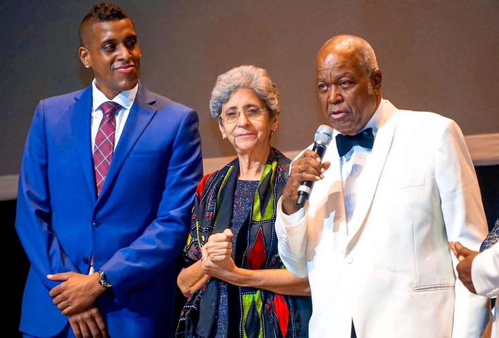 LuckNews88's tweet photo. "Michael Benjamin pat janm fè MALADI KÈ. Pat gen okenn moun nan fanmi an ki te konnen yon bagay konsa". Deklarasyon Lionel Benjamin ki dil te etòne lè li tande Mikaben tonbe konsa sou sèn🇫🇷 Lionel di jiskaprezan, fanmi an poko gen rezilta otopsi a. 

Sous | TopGroove - EvensJean https://t.co/qP60MXOtfR