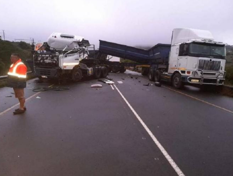 TrafficSA's tweet photo. KZN - R34 Route: #TruckCrash #SideTipper Vryheid ==> Ulundi section https://t.co/VYPQl0bnVt