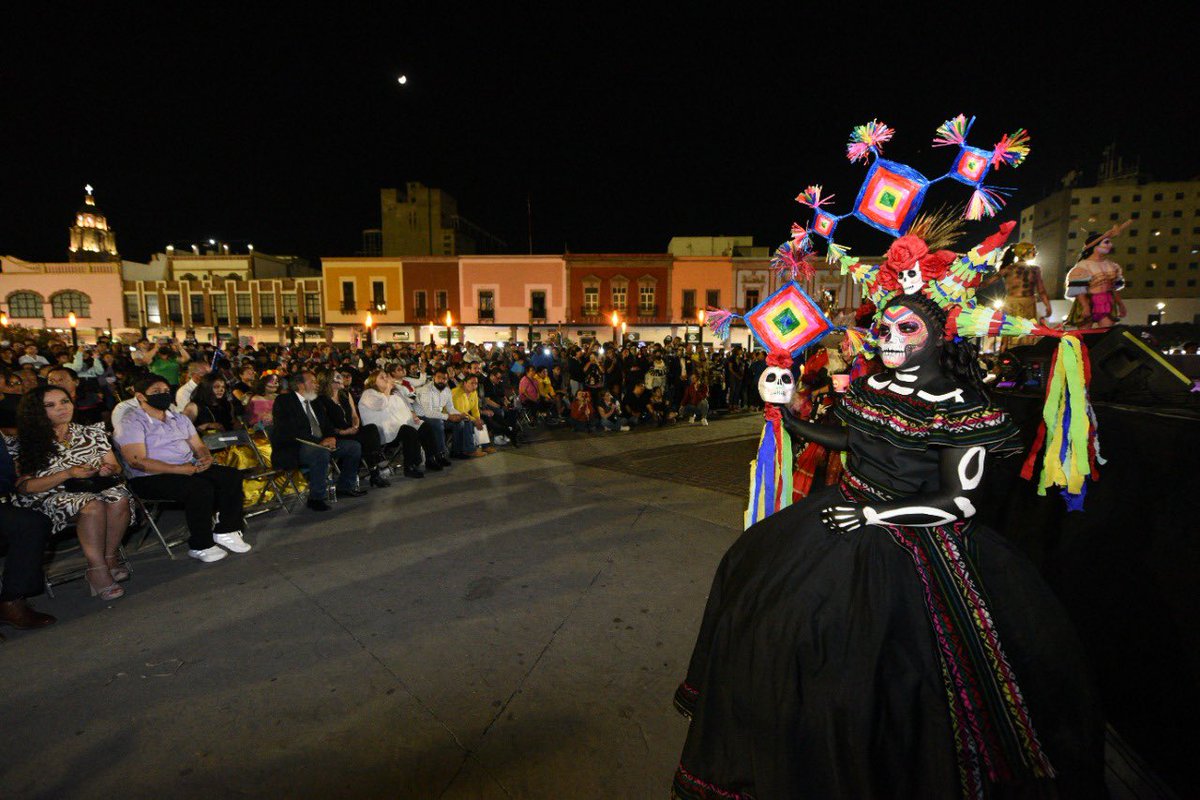 Los tradicionales disfraces de catrinas, los tapetes de flores, los madonnari y el juego de pelota, fueron los protagonistas junto a los cientos de visitantes que se reunieron en el #CentroHistórico para hacernos preservar nuestra identidad como mexicanos.