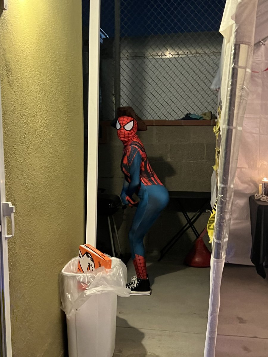 Christinebandoy's tweet photo. happy halloweekend spidey https://t.co/BeFZxuRtZY