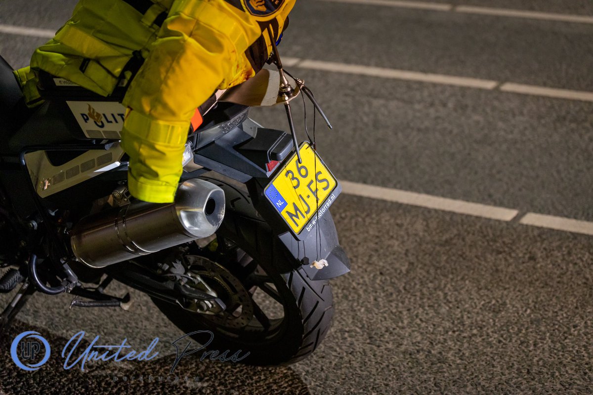 Kyrliandebot's tweet photo. Een #motoragent is vannacht tijdens zijn dienst ten val gekomen bij de busbaan #overbos noord in #Hoofddorp. De agent is nagekeken door het ambulancepersoneel, maar hoefde niet mee naar het ziekenhuis. Een collega motorrijder heeft de motor mee terug genomen naar het bureau. https://t.co/JJpLb4W2Sm