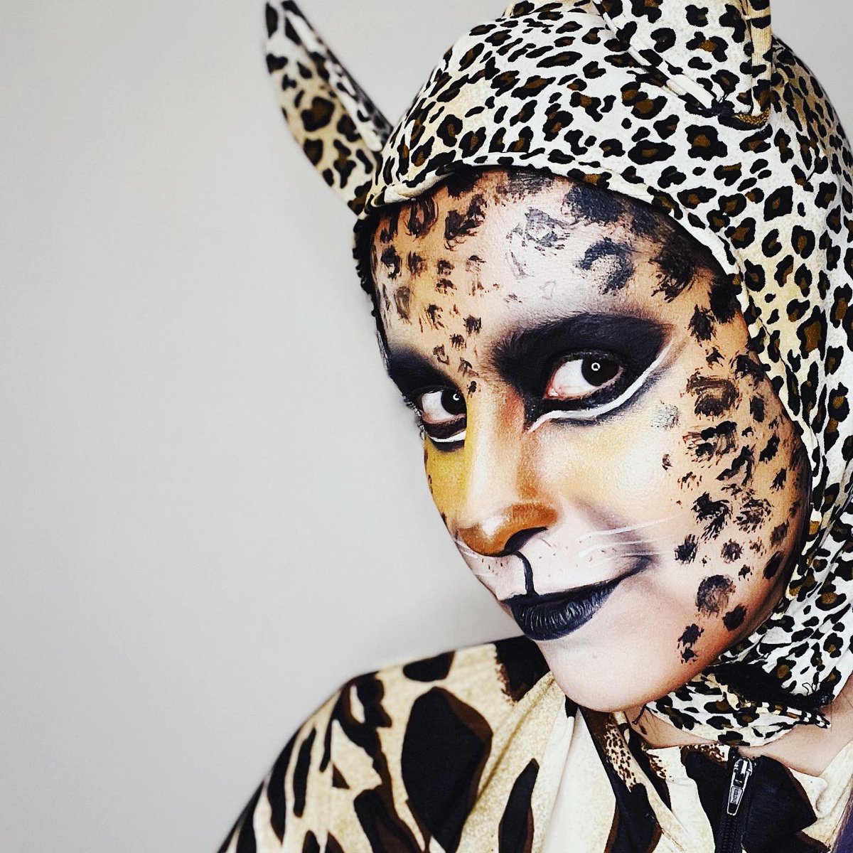 SaraDelgadoVT's tweet photo. Bernarda La Leoparda, lista para su aventura. 🐆
.
.
.
#Bernarda #Leoparda #BernardaLaLeoparda #Leopardo #Halloween #Disfraz #Disfraces #FiestaDeHalloween #Felinos #Felina #Cats #Maquillaje #MaquillajeArtistico #MakeUp https://t.co/hvIQmNiCcG