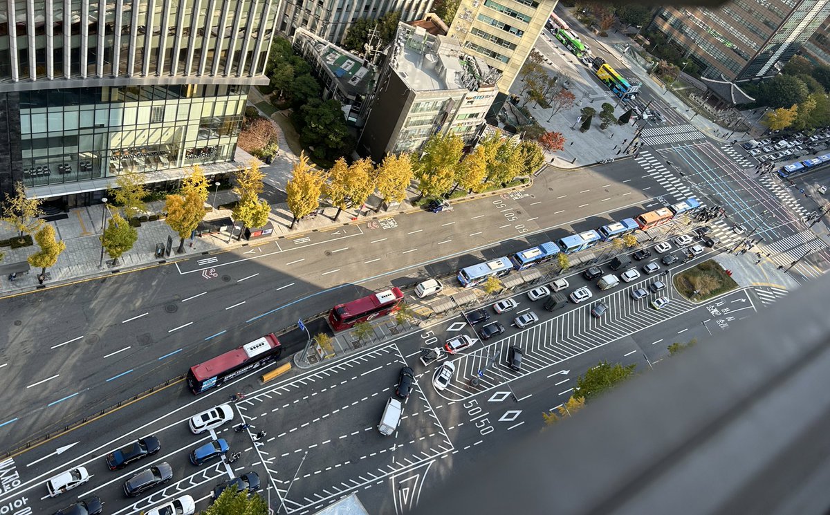 대통령 서울 시청 합동분향소 왔다 가시는 통에 세종로 사거리 차량 통제. 그 사이에 서대문에서 종로 방향으로 달리던 앰뷸런스는 버스 전용차로에 갇혀 싸이렌만 울리고 있었다.