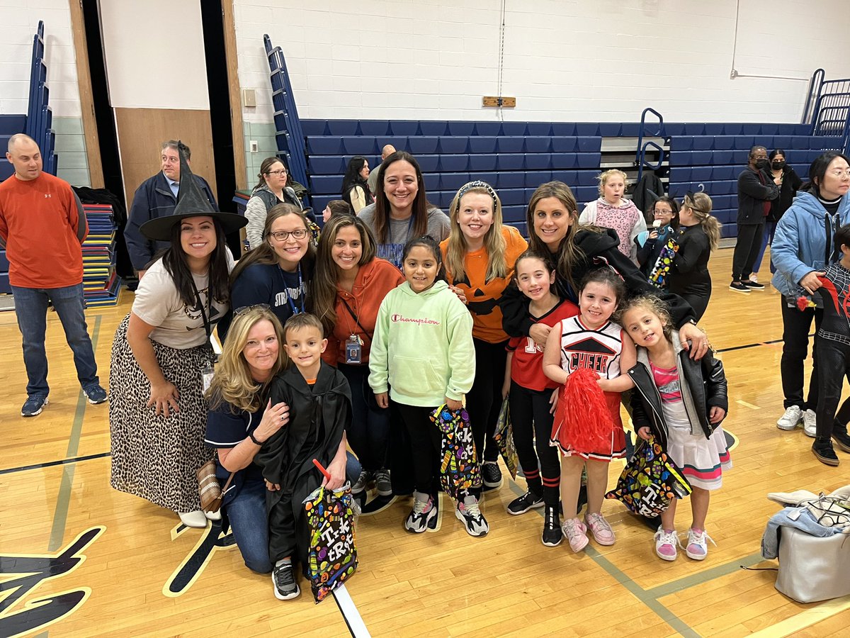 MrsPsihogiosPOB's tweet photo. An exciting #FallFestival as we close out October, thanks to our thoughtful @StratfordPTA ! 🍂🍁🍃 @POBSchools @marytomeara @StratfordPOB @MrsWintersSR https://t.co/GV4irK2dyt