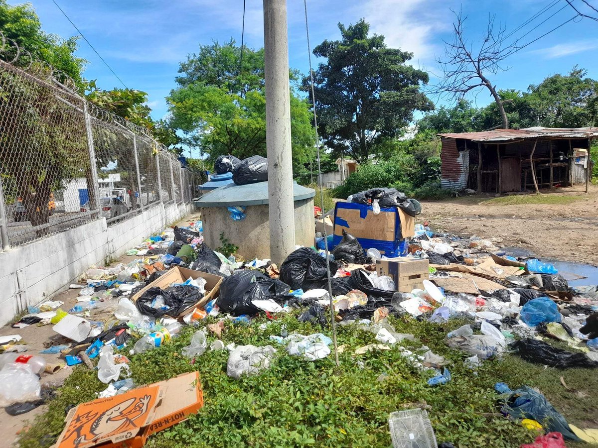 marionery503's tweet photo. @Alcaldia_SV Publiquen también que no han ido a recoger la basura por 3 semanas de ahí por El Tabernáculo Bíblico, que tienen  quebradas y que ustedes les llaman calles, que no limpiaron de basura el área donde pusieron la feria. Apantalladores, falsos y mentirosos es lo que son. 😡😡 https://t.co/NSpndFeXjg