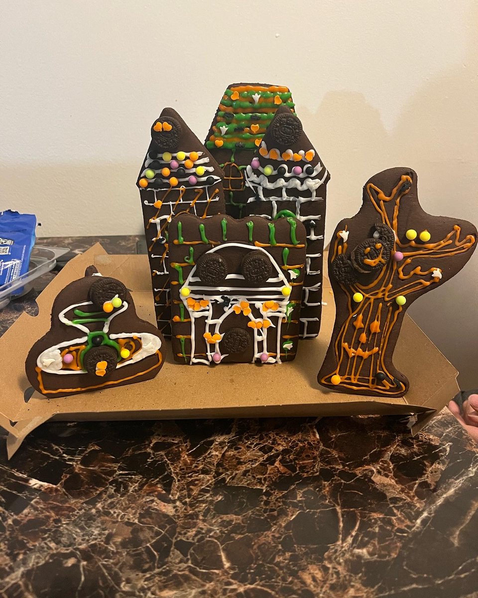 RonaTheReader's tweet photo. We love a good spooky house, made of cookies or otherwise! From an Oreo kit. 👻 https://t.co/cwOHsAGGzO