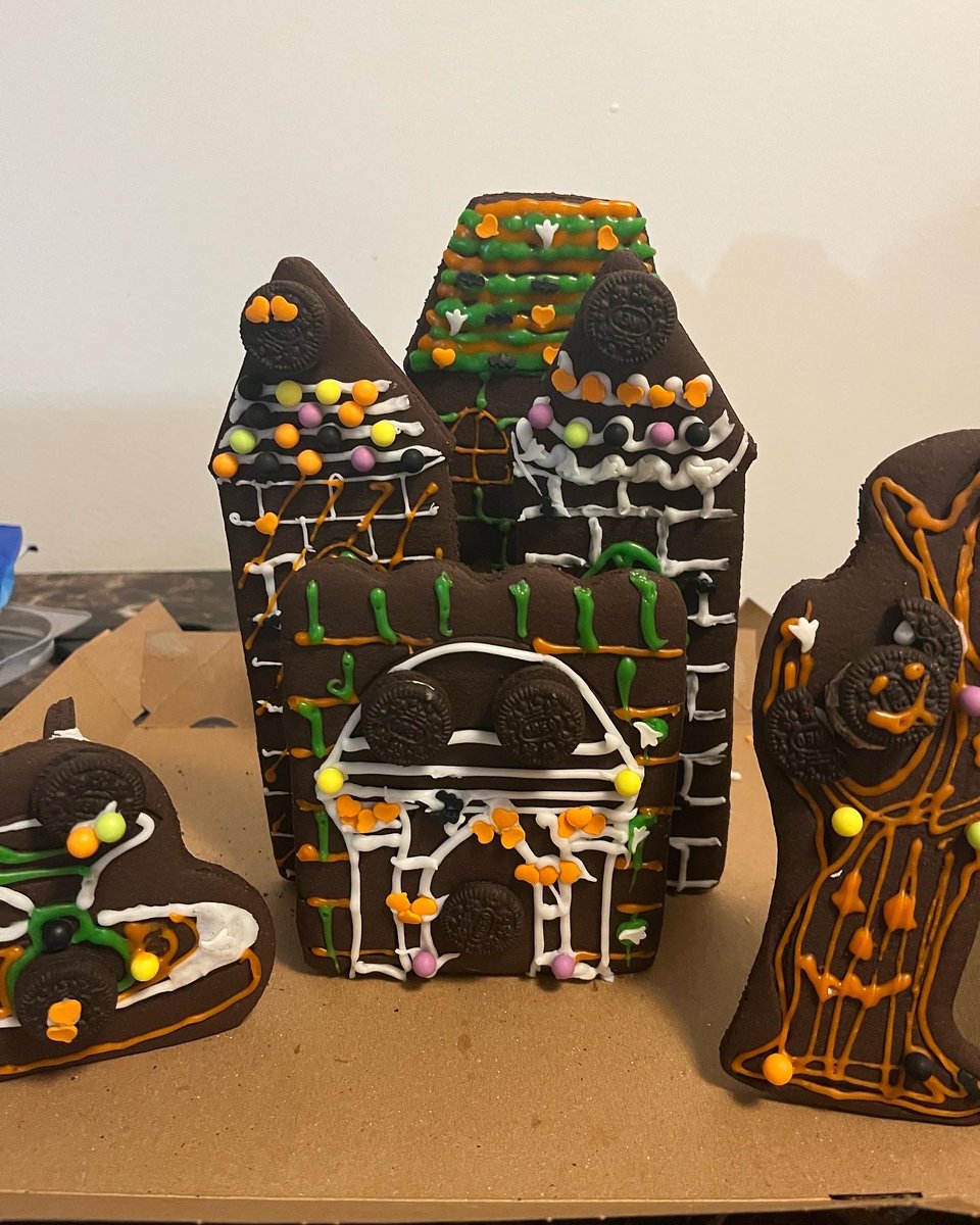 RonaTheReader's tweet photo. We love a good spooky house, made of cookies or otherwise! From an Oreo kit. 👻 https://t.co/cwOHsAGGzO