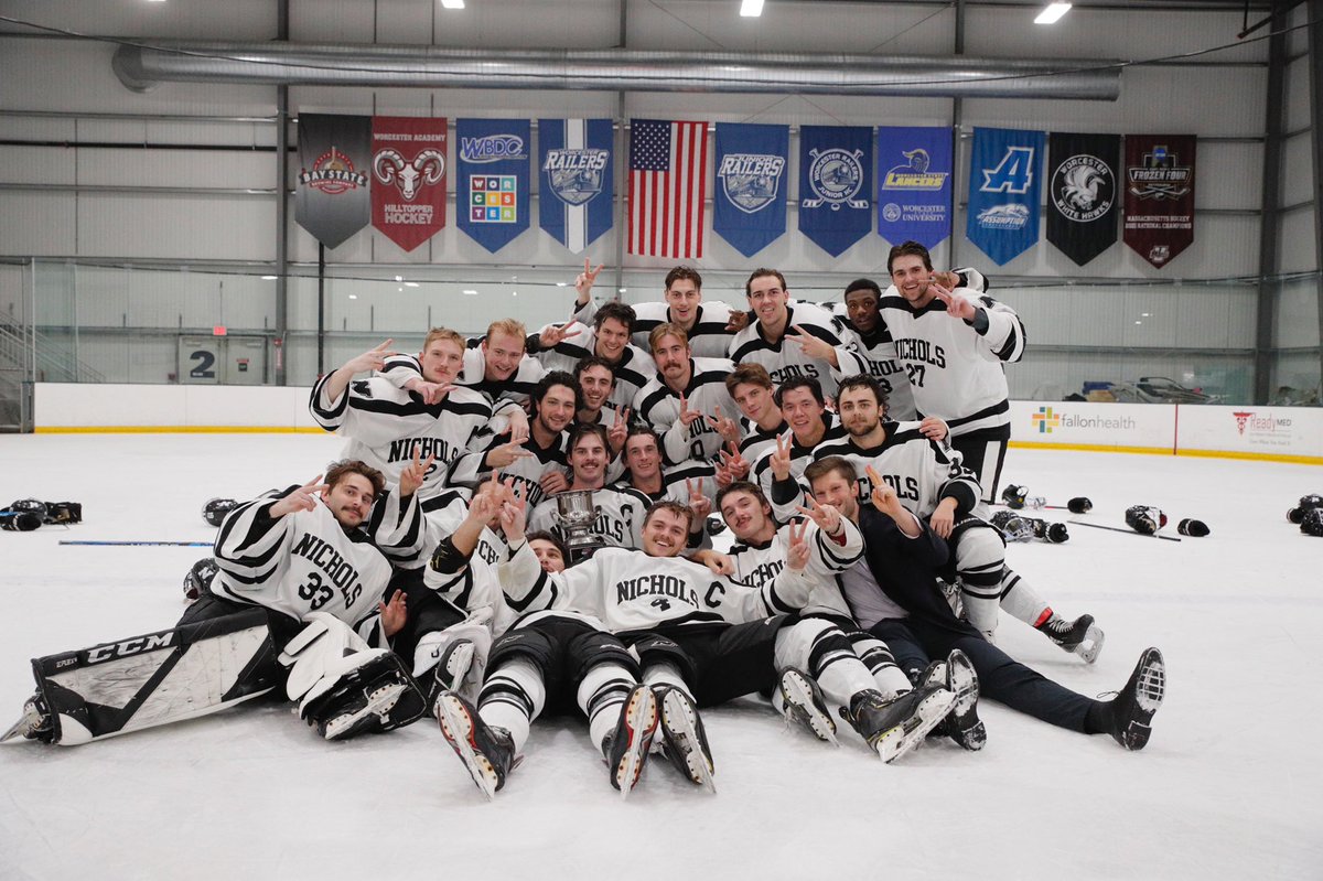 NicholsMensHcky's tweet photo. 2022 Worcester Mayors Cup Champions 🏆🦬 #RollBison https://t.co/321s1BadPc