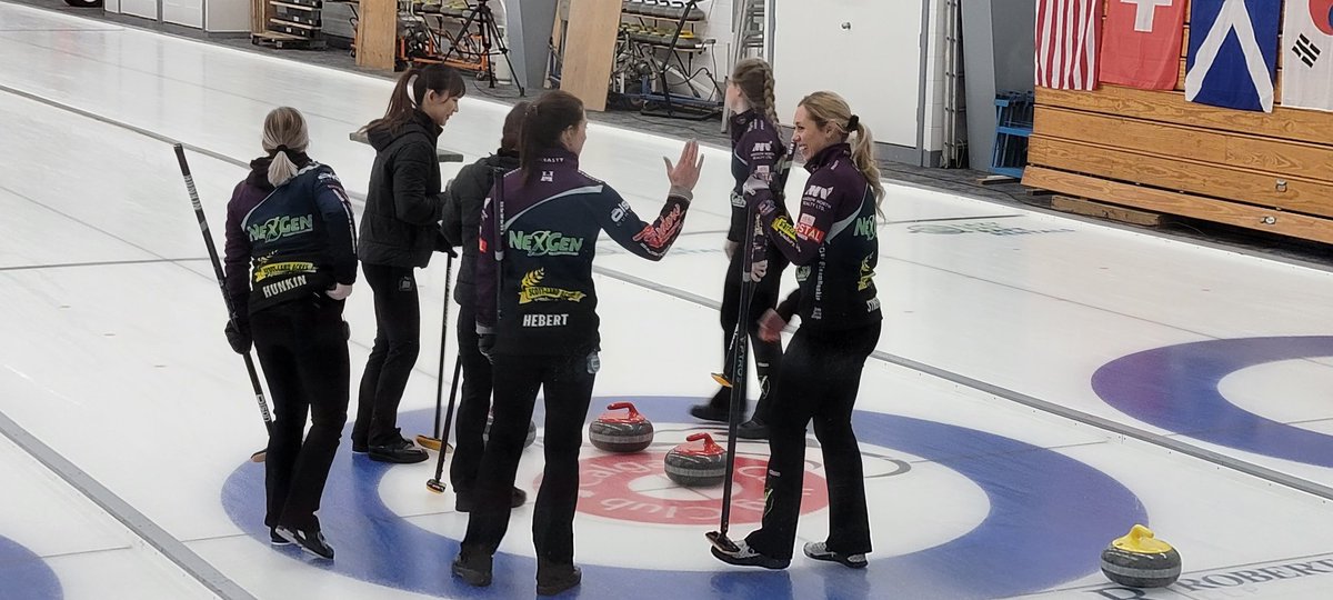 twinetime14's tweet photo. Hunkin makes the runback double to run Kitazawa out of rocks

#MakeTheFinal

@TeamHunkin 7 - Kitazawa 5

Hunkin ➡️ C-qualifier vs Sturmay in an all-AB Battle tonight

#CSideGrind
#CCAutumnGold
#curling 🥌 https://t.co/4tqpEhYGky