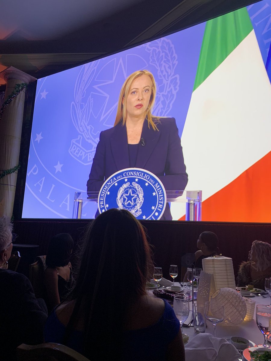 valemantua's tweet photo. #NIAFGala2022 messaggio di #PalazzoChigi agli Italiani in #USA per niente scontato e in un ottimo inglese. https://t.co/XXeTSLihbx