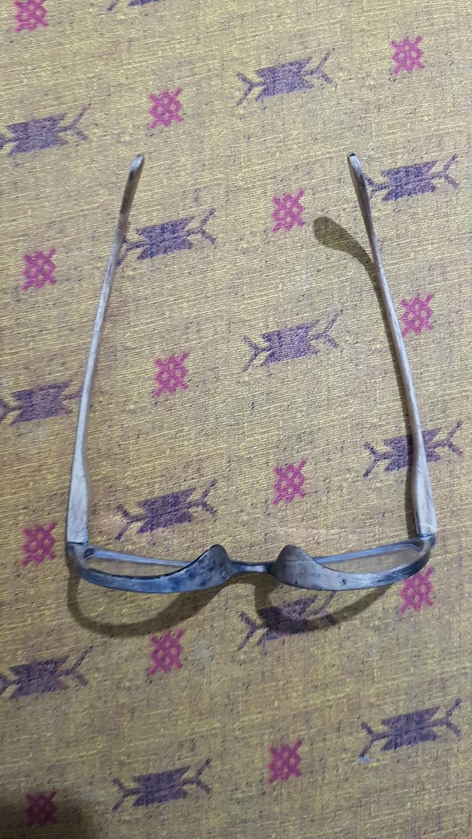 الان نزدیک ۵۰ روز کار نکردم و اعتصاب کردم
ولی واقعا هم کرایم مونده هم دیگه نمیتونم کار نکنم میدونم حال همه خوب نیست
ولی اگه کسی عینک چوبی خواست بهم بگه تخفیف میدم
امیدوارم زودتر ایران ما آزاد بشه
و اقتصاد و خیلی چیزای دیگه حل بشه
#مهسا_امینی 
#اعتصابات_سراسری