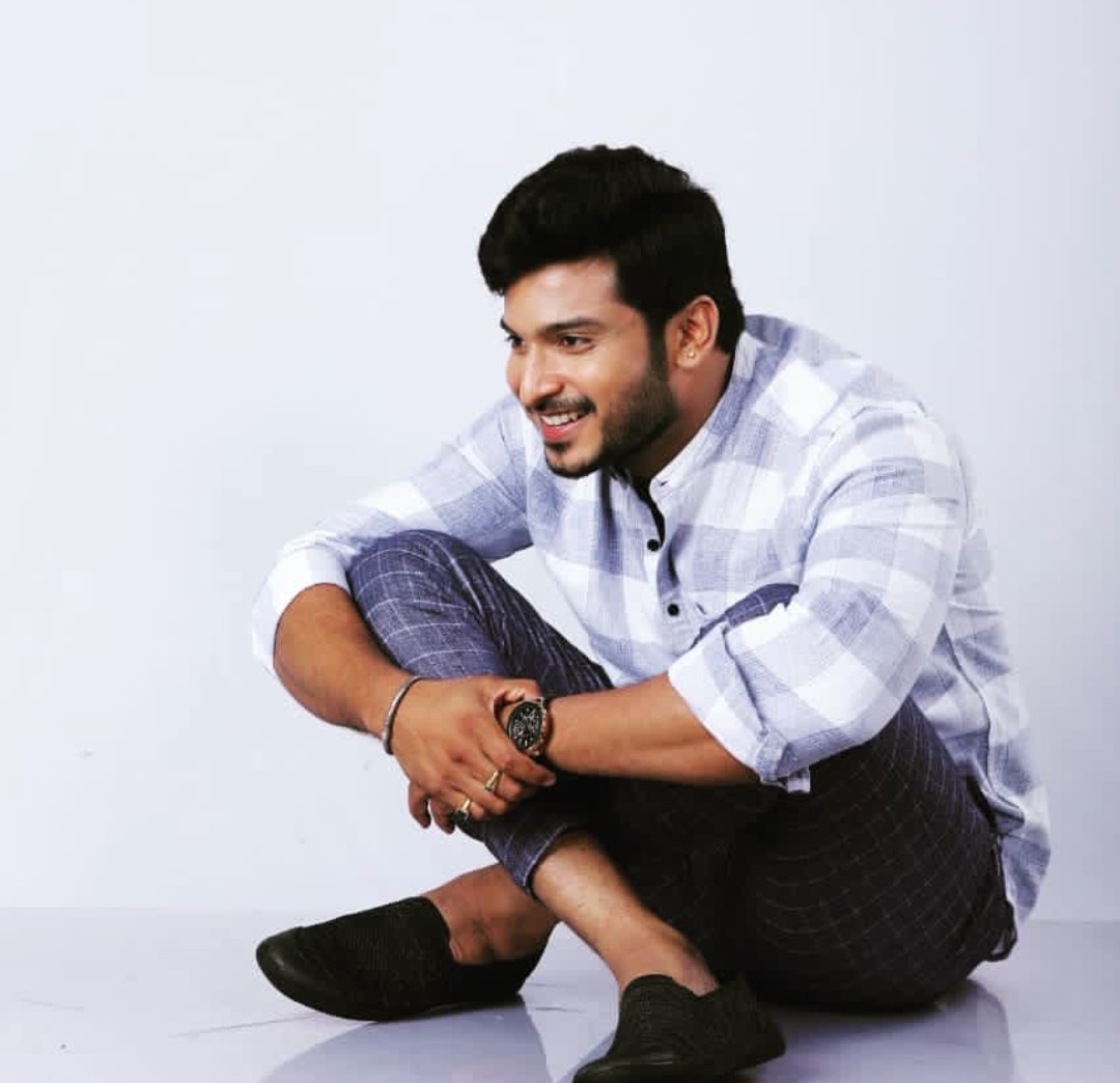 PramodFCMandya's tweet photo. 👉ನಮ್ಮ ನೆಚ್ಚಿನ ನಟ @pramodactor1 ಅಣ್ಣ ಅವರು🥰🤘❤️
#Bondravi Coming Soon....
#kannadafilm #kannadamovies #kannadasongs #premierpadmini #geethabanglestore #kannadastatus #rathanprapancha #kannadareels #englishmanja #alankaarvidhyrathi #bhuvanamgaganam https://t.co/mx8RbsOAwZ