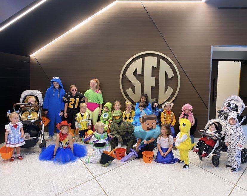LinzDrinkwitz's tweet photo. Fun night trick or treating with our football family! https://t.co/hhQLDIRNxN
