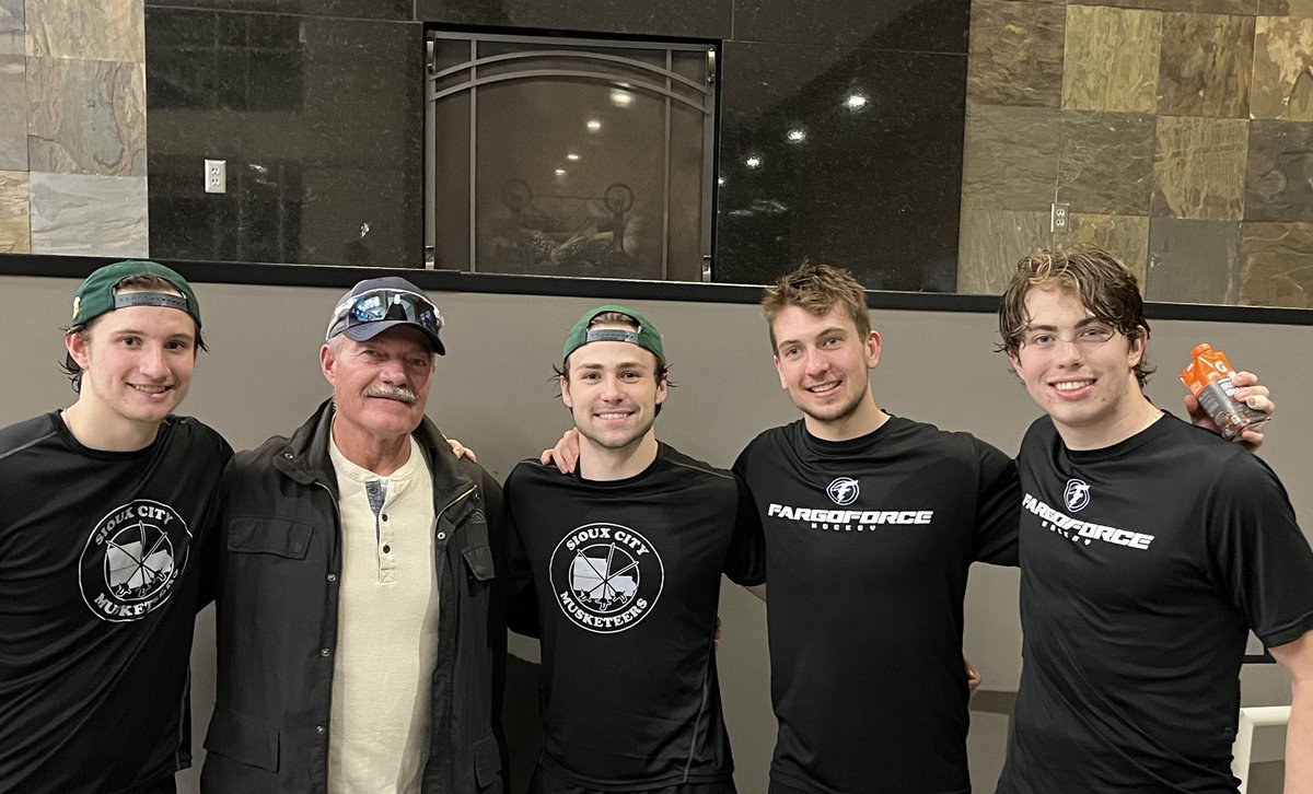 Fun night watching <a href="/Musketeerhockey/">Sioux City Musketeers</a> vs <a href="/FargoForce/">Fargo Force</a>!

Always nice to catch up with our friends <a href="/GrubaLeo/">Leo Gruba</a>, <a href="/JoePalodichuk/">Joe Palodichuk</a>, <a href="/dylan_godbout/">Dylan Godbout</a>, and <a href="/nickpierre07/">Nick Pierre</a>

Great to see the bond that they have built and kept!

Once a Pioneer, Always a Pioneer!

#RollPios | #HMHockey | #Pioneers