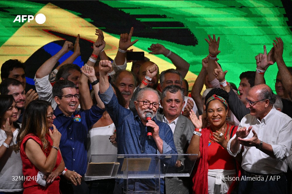 Lula fue felicitado por varios gobernantes: 
Joe Biden, de EEUU, elogió la votación "libre" y "justa"
"Lula. Alegría", tuiteó el joven presidente chileno, Gabriel Boric
También lo saludaron los presidentes de Argentina, Canadá, Colombia, Francia, México, Uruguay y Venezuela #AFP