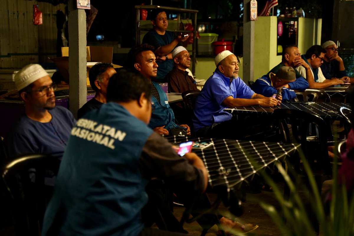 saifuddinabd's tweet photo. Bersama Ust. Zulfadli dan Sdr. Geoff Chan melancarkan sebuah lagi bilik gerakan Pusat Daerah Mengundi (PDM) di Bukit Setongkol &amp; Taman LKNP, Semambu dengan jayanya malam tadi. Tersentuh dengan semangat rakan-rakan yang hadir walaupun hujan lebat. https://t.co/tPzZKmUsdJ