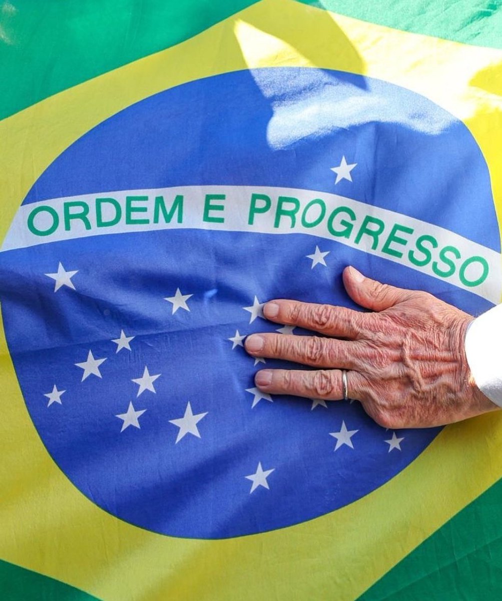 starsdoyoung's tweet photo. 🚨EXCLUSIVO: O anúncio do comeback mais aguardado da democracia brasileira foi anunciado hoje! Luis Inácio Lula da Silva, mais conhecido pelo seu stage name Lula, postou essa imagem em suas redes sociais e escreveu "Democracia!". E vamos de comeback lendário? #LULAISBACK #LULA https://t.co/yIODKr7z3P