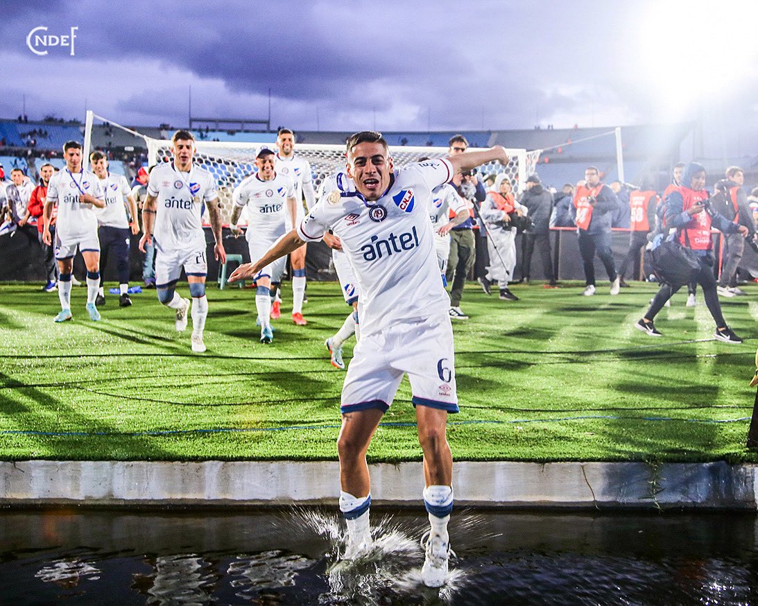 Los Campeones caminan por donde quieren 😌 Por el agua también 

#𝗨𝗻𝗮𝗩𝘂𝗲𝗹𝘁𝗮𝗜𝗻𝗼𝗹𝘃𝗶𝗱𝗮𝗯𝗹𝗲
#ElClubGigante 🔵⚪️🔴
