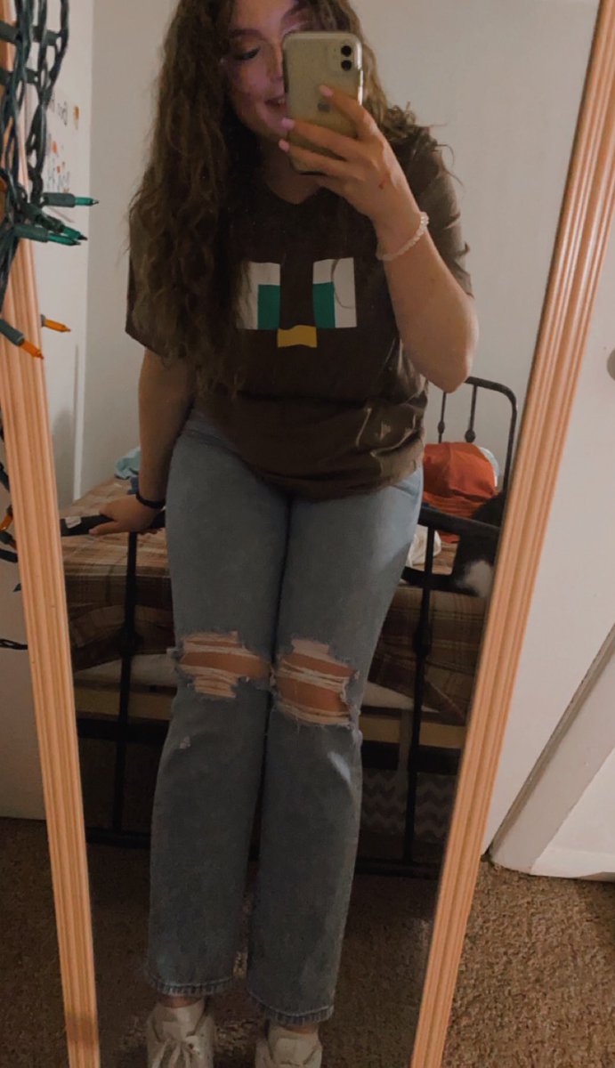 DaniDMCC's tweet image. couple of low quality pics to show off some high quality merch 🔥 🔥 you missed out if you didn’t get some! 🤎 

#TeamDuck 🦆 or #TeamOwl 🦉