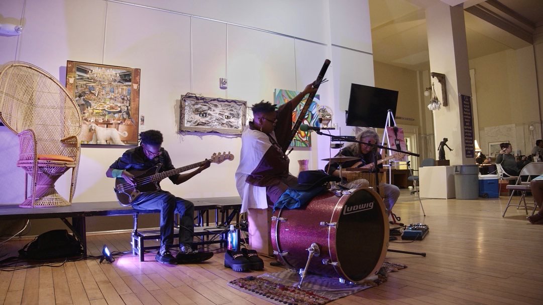 mvthacvla's tweet photo. 🌊 bending w/ #thefleshtheclay | 

📸: @mvthaskitchen | @JodyeJoe on bass 🎸 + @delta5iver on lead 🎸 

#womanhoodinlavender #femfest #artelartgallery https://t.co/wXjd2fLuG9
