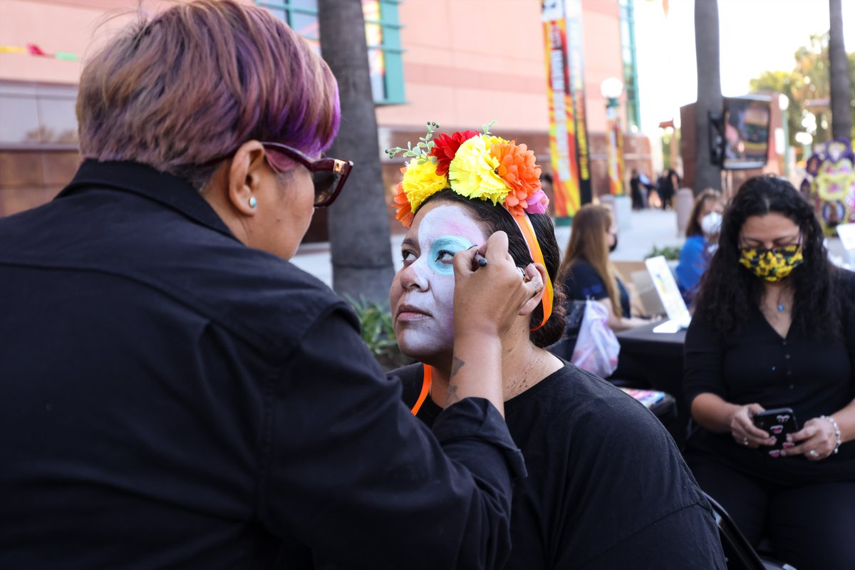 AnaheimDucks's tweet photo. Take a look at everything that's been happening around Honda Center for our Día de Muertos celebration. 

Echa un vistazo a todo lo que ha sucedido alrededor del Honda Center para nuestra celebración del Día de Muertos.

📸https://t.co/JDT8kfkmKo https://t.co/1OWa8JzibS
