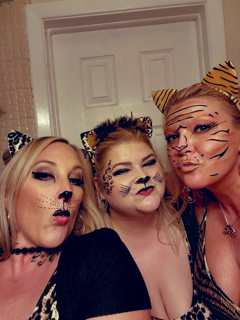 We Won the costume party!!💕💕 Absolutely loved how our makeup!!🔥🐱